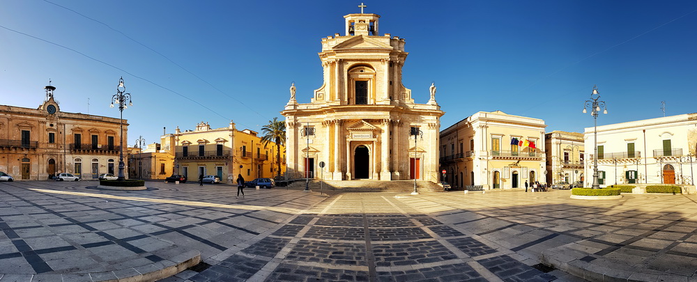 Piazza storica con basilica barocca al centro