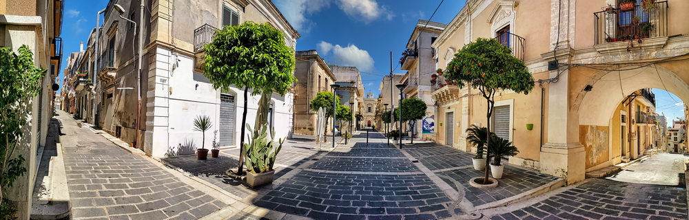 Centro storico: via pedonale tra edifici mediterranei