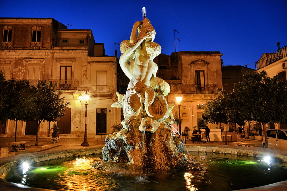 Fontana monumentale in piazza al crepuscolo