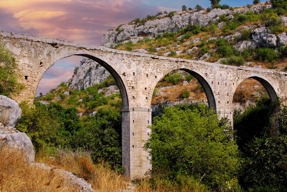 Antico acquedotto in pietra al tramonto